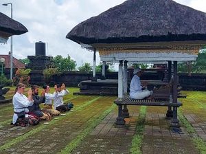 3 Bule Rusia Menangis-Sujud Cium Tangga Saat Upacara di Besakih 3 Bule Rusia Menangis-Sujud Cium Tangga Saat Upacara di Besakih