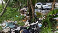Jorok! Sampah Menumpuk di Pinggir Jalan Sekejati Bandung