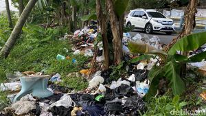 Jorok! Sampah Menumpuk di Pinggir Jalan Sekejati Bandung