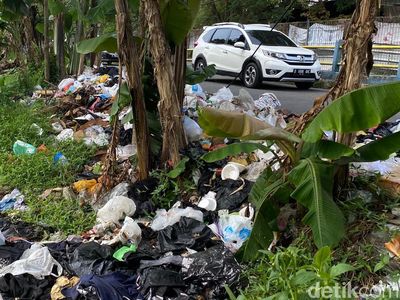 Jorok! Sampah Menumpuk di Pinggir Jalan Sekejati Bandung