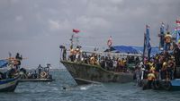 Potret Nelayan Indramayu Gelar Tradisi Sedekah Laut