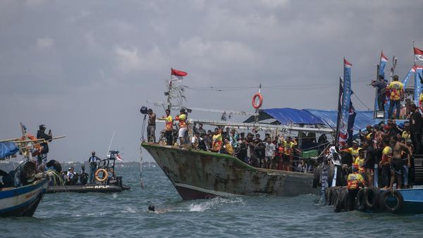 Potret Nelayan Indramayu Gelar Tradisi Sedekah Laut