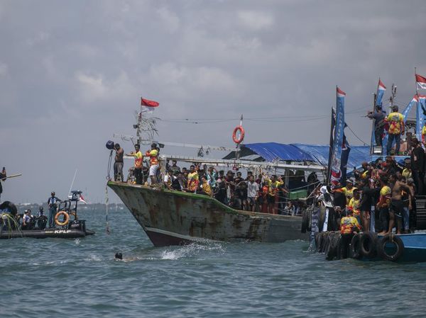 Potret Nelayan Indramayu Gelar Tradisi Sedekah Laut