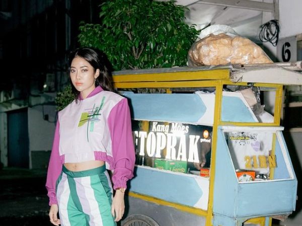 Gaya Keren Widi Vierratale Saat Jajan Mie Instan hingga Ketoprak