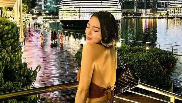 5 Gaya Seksi Pamer Punggung ala Wika Salim