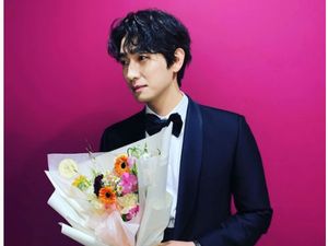 Aktor Yoon Bak Akan Menikah dengan Model Kim Su Bin Aktor Yoon Bak Akan Menikah dengan Model Kim Su Bin