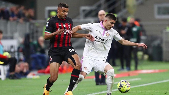 MILAN, ITALY - MAY 03: Johan Vasquez of US Cremonese is challenged by Junior Messias of AC Milan during the Serie A match between AC Milan and US Cremonese at Stadio Giuseppe Meazza on May 03, 2023 in Milan, Italy. (Photo by Marco Luzzani/Getty Images)