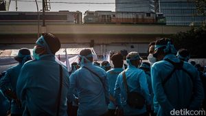 Aksi Damai Serikat Pekerja Kereta Api di Stasiun Gambir