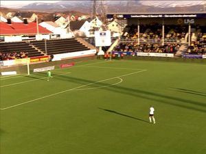 Gol Roket! Tembak dari Tengah Lapangan, Manfaatkan Operan Buruk Lawan