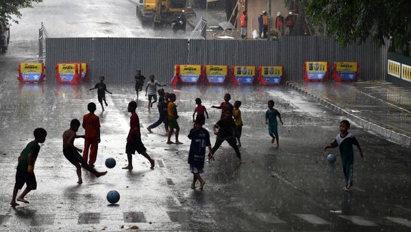 Anak-anak Manfaatkan Jalan Otista Bogor yang Ditutup Jadi Lahan Bermain