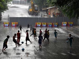Anak-anak Manfaatkan Jalan Otista Bogor yang Ditutup Jadi Lahan Bermain Anak-anak Manfaatkan Jalan Otista Bogor yang Ditutup Jadi Lahan Bermain