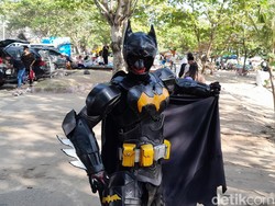 Perjuangan Batman Mengais Nafkah di Pantai Pangandaran