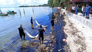 Kerja Keras Bakamla Atasi Tumpahan Minyak di Pantai Melayu Batam