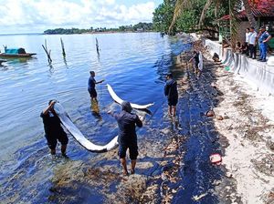 Kerja Keras Bakamla Atasi Tumpahan Minyak di Pantai Melayu Batam Kerja Keras Bakamla Atasi Tumpahan Minyak di Pantai Melayu Batam