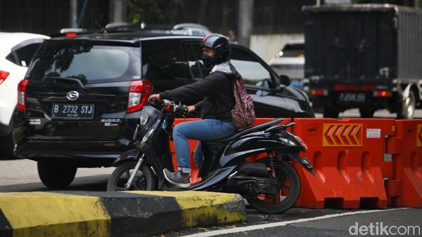 Bandel, Pemotor Terobos Barrier Putar Balik Dekat JLNT Antasari