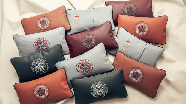 Bentley ikut memeriahkan penobatan Raja Charles III yang digelar Sabtu (6/5) dengan membuat bantal kabin edisi spesial untuk armada model khusus mereka.