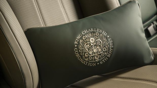 Bentley ikut memeriahkan penobatan Raja Charles III yang digelar Sabtu (6/5) dengan membuat bantal kabin edisi spesial untuk armada model khusus mereka.