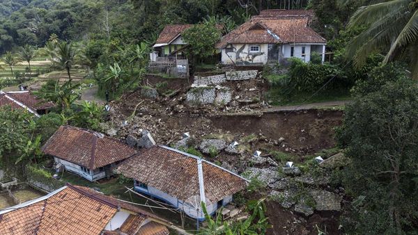 Foto-foto Tanah Longsor Terjang Dua Rumah di Tasikmalaya