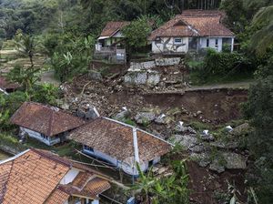 Foto-foto Tanah Longsor Terjang Dua Rumah di Tasikmalaya