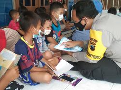 Bripka Gimin Buat Sudut Baca Atasi Anak di Demak Kecanduan Gadget
