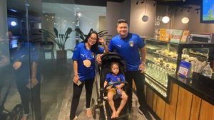Kekompakan Chikita Meidy dan Keluarga Kecilnya saat Jajan di Kafe