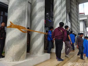 Demo Ricuh, Massa PMII Pandeglang Segel Kantor Bupati Demo Ricuh, Massa PMII Pandeglang Segel Kantor Bupati