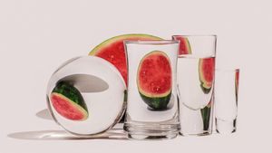 Distorsi Gelas Berisi Air Putih Ini Membuat Foto Buah dan Ikan Jadi Keren