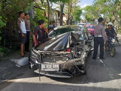 Ringsek Berat, Dokter Tabrak Mobil Parkir gegara Kaget Disalip Motor
