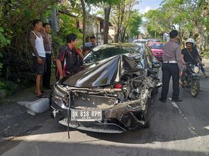 Ringsek Berat, Dokter Tabrak Mobil Parkir gegara Kaget Disalip Motor Ringsek Berat, Dokter Tabrak Mobil Parkir gegara Kaget Disalip Motor