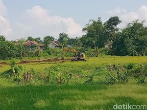 Ekskavator Tol Mulai Ratakan Tanah Dekat Lokasi Temuan Benda Kuno di Klaten Ekskavator Tol Mulai Ratakan Tanah Dekat Lokasi Temuan Benda Kuno di Klaten