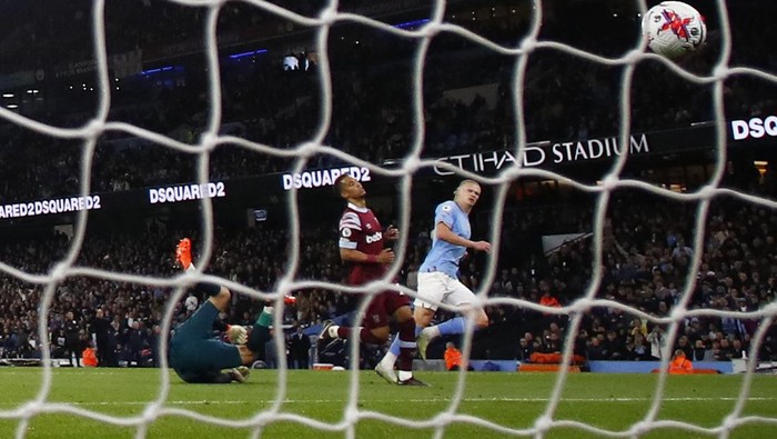 Soccer Football - Premier League - Manchester City v West Ham United - Etihad Stadium, Manchester, Britain - May 3, 2023 Manchester City's Erling Braut Haaland scores their second goal and breaks the record for most goals scored in a single Premier League season Action Images via Reuters/Jason Cairnduff EDITORIAL USE ONLY. No use with unauthorized audio, video, data, fixture lists, club/league logos or 'live' services. Online in-match use limited to 75 images, no video emulation. No use in betting, games or single club /league/player publications.  Please contact your account representative for further details.