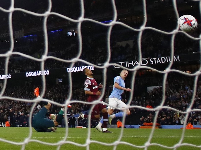 Soccer Football - Premier League - Manchester City v West Ham United - Etihad Stadium, Manchester, Britain - May 3, 2023 Manchester City's Erling Braut Haaland scores their second goal and breaks the record for most goals scored in a single Premier League season Action Images via Reuters/Jason Cairnduff EDITORIAL USE ONLY. No use with unauthorized audio, video, data, fixture lists, club/league logos or 'live' services. Online in-match use limited to 75 images, no video emulation. No use in betting, games or single club /league/player publications.  Please contact your account representative for further details.