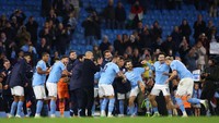 Guard of honour demi mengapresiasi pencapaian Haaland ini diorkestrasi oleh Manajer Man City Pep Guardiola. Foto: REUTERS/CARL RECINE
