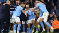 Haaland tampak girang merayakan rekornya bersama para pemain dan staf Man City. Foto: REUTERS/CARL RECINE