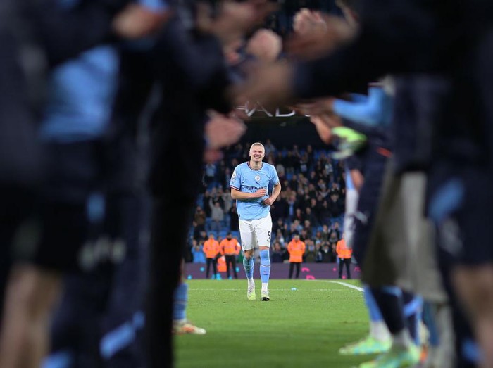 MANCHESTER, ENGLAND - MAY 03: Erling Haaland of Manchester City is given a guard of honour by teammates after scoring a Premier League record-breaking 35th goal of the season during the Premier League match between Manchester City and West Ham United at Etihad Stadium on May 03, 2023 in Manchester, England. (Photo by Isaac Parkin - MCFC/Manchester City FC via Getty Images)