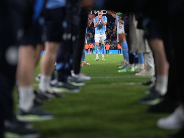 MANCHESTER, ENGLAND - MAY 03: Erling Haaland of Manchester City is given a guard of honour by teammates after scoring a Premier League record-breaking 35th goal of the season during the Premier League match between Manchester City and West Ham United at Etihad Stadium on May 03, 2023 in Manchester, England. (Photo by Isaac Parkin - MCFC/Manchester City FC via Getty Images)