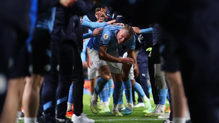 MANCHESTER, ENGLAND - MAY 03: Erling Haaland of Manchester City is given a guard of honour by teammates after scoring a Premier League record-breaking 35th goal of the season during the Premier League match between Manchester City and West Ham United at Etihad Stadium on May 03, 2023 in Manchester, England. (Photo by Isaac Parkin - MCFC/Manchester City FC via Getty Images)
