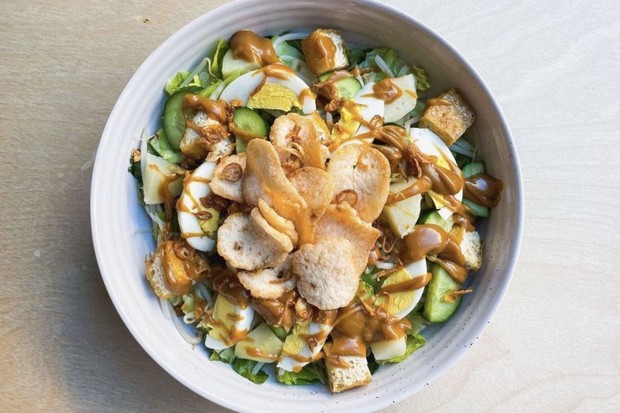 Gado-gado merupakan campuran sayuran yang diberi saus kacang diatasnya