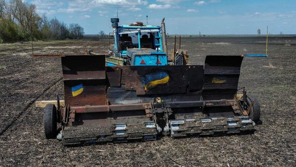 Gokil, Petani Ukraina Bikin Mesin Penjinak Ranjau dari Traktor