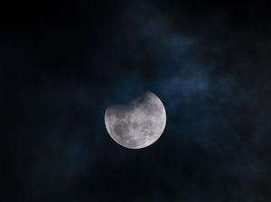 Kisah Nabi Muhammad SAW Membelah Bulan dalam Al-Quran Kisah Nabi Muhammad SAW Membelah Bulan dalam Al-Quran