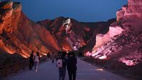 Indahnya Bentang Alam di China Bercahaya Warna-warni