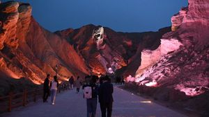 Indahnya Bentang Alam di China Bercahaya Warna-warni