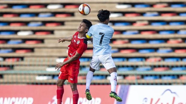 Pemain Timnas Indonesia U-22 Marselino Ferdinan (kiri) berebut bola di udara dengan pemain Timnas Myanmar Zaw Win Thein (kanan) saat pertandingan Grup A Sepak Bola SEA Games 2023 di National Olympic Stadium, Phnom Penh, Kamboja, Kamis (4/5/2023). ANTARA FOTO/M Agung Rajasa/rwa.