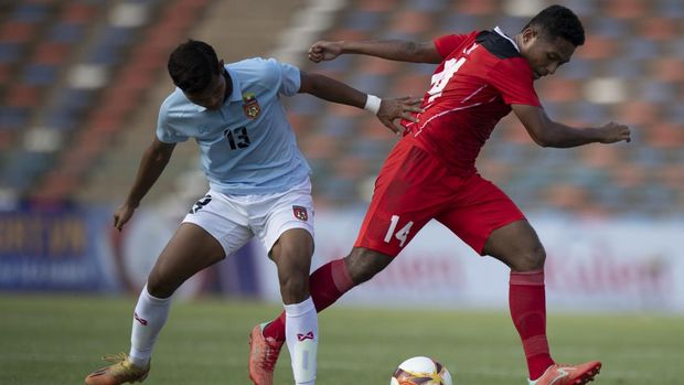 Pemain Timnas Indonesia U-22 Fajar Fathur Rachman (kanan) merebut bola dari pemain Timnas Myanmar Htoo Myat Khant (kiri) saat pertandingan Grup A Sepak Bola SEA Games 2023 di National Olympic Stadium, Phnom Penh, Kamboja, Kamis (4/5/2023). ANTARA FOTO/M Agung Rajasa/rwa.