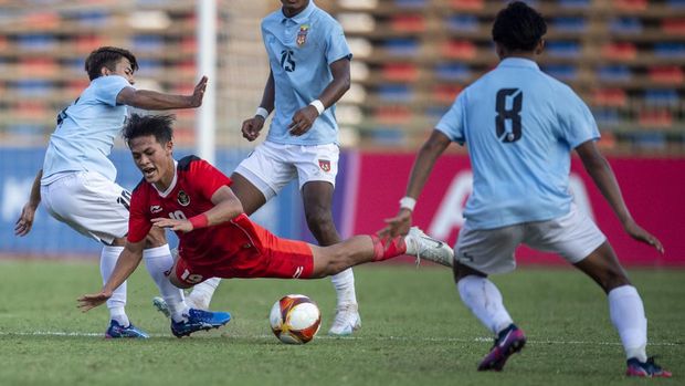 Tiga pemain Timnas Myanmar menghadang laju pemain Timnas Indonesia U-22 A Dewangga Santosa (tengah) saat pertandingan Grup A Sepak Bola SEA Games 2023 di National Olympic Stadium, Phnom Penh, Kamboja, Kamis (4/5/2023). Timnas Indonesia menang atas Myanmar dengan skor 5-0. ANTARA FOTO/M Agung Rajasa/rwa.