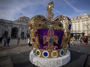 Instalasi Mahkota Raksasa Dipajang Jelang Penobatan Raja Charles III