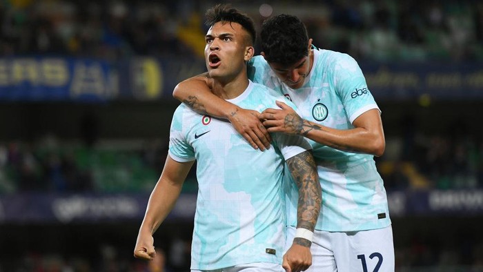 VERONA, ITALY - MAY 03: Lautaro Martinez of FC Internazionale celebrates after scoring the teams sixth goal during the Serie A match between Hellas Verona and FC Internazionale at Stadio Marcantonio Bentegodi on May 03, 2023 in Verona, Italy. (Photo by Alessandro Sabattini/Getty Images)