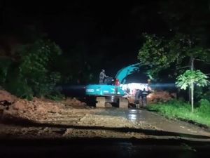 Tertimbun Longsor, Akses Cianjur-Jonggol Terputus Sementara Tertimbun Longsor, Akses Cianjur-Jonggol Terputus Sementara