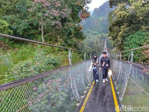 Jembatan Rengganis Kebanjiran Wisatawan Saat Libur Lebaran Jembatan Rengganis Kebanjiran Wisatawan Saat Libur Lebaran