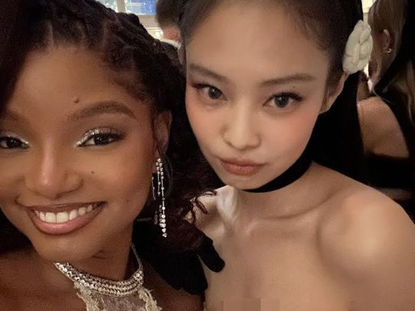 7 Foto Jennie BLACKPINK Eksis di MET Gala, Temu Song Hye Kyo Hingga Usher